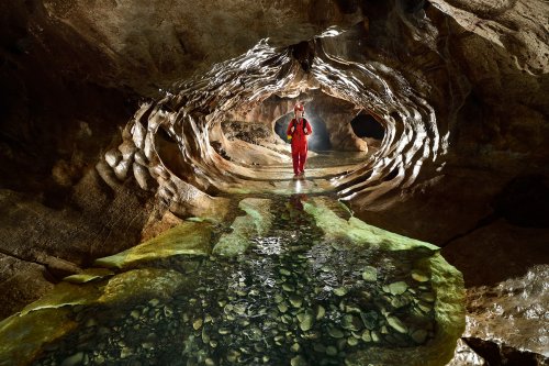 Kagekiyo-ana (Akiyoshidai, Yamaguchi, Japon) - Spéléo dans galerie en conduit forcée avec eau verte en premier plan (SP-19-0336)