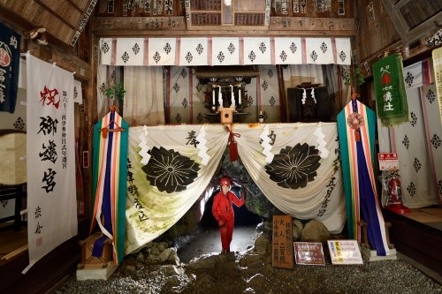 Funatsu Tainai Lava tree Mold (Mont Fuji, Japon) - Entrée de la cavité dans un temple(SP-19-0345)