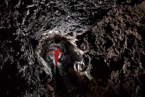 Funatsu Tainai Lava tree Mold (Mont Fuji, Japon) - Spéléo dans une petite galerie circulaire de lave(SP-19-0350)