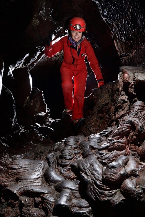 Funatsu Tainai Lava tree Mold (Mont Fuji, Japon) - Spéléo devant des bourrelés de lave au sol dans une galerie (pillow lava)(SP-19-0353)