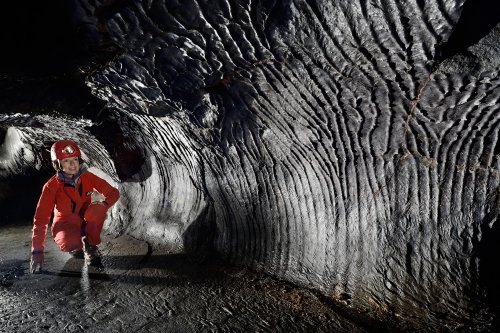 Funatsu Tainai Lava tree Mold (Mont Fuji, Japon) - Galerie basse au sol plat avec stries de lave sur les parois(SP-19-0355)