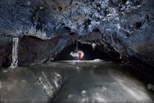 Grotte glacée de Fujikuketsu (Mont Fuji, Japon) - Galerie dans les laves avec le sol recouvert de glace (spéléo en arrière plan)(SP-19-0370)