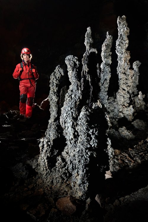 Mont Fuji lava tube (Mont Fuji, Japon) - Groupe de stalagmites de lave massives sur le côté d'une galerie (spéléo en arrière plan)(SP-19-0379)