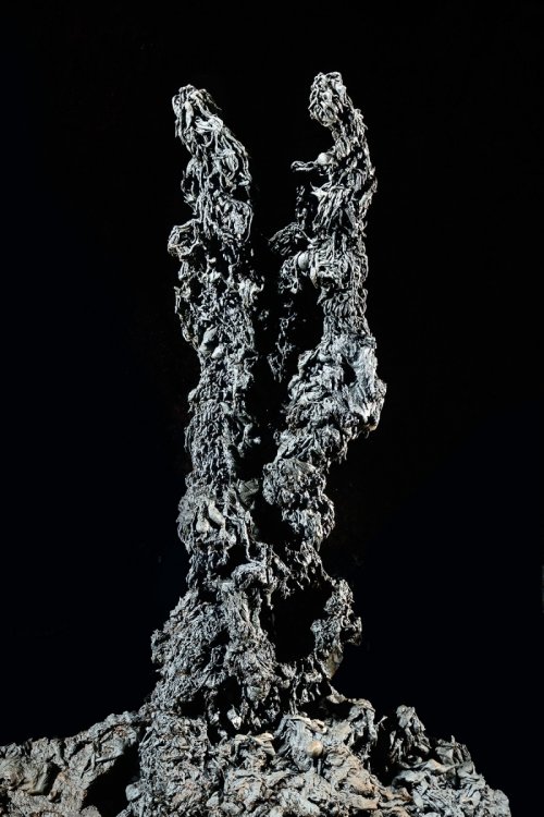 Mont Fuji lava tube (Mont Fuji, Japon) - Deux stalagmites de lave (formées par un empilement de petits boudins de lave tombés du plafond) (SP-19-0381)