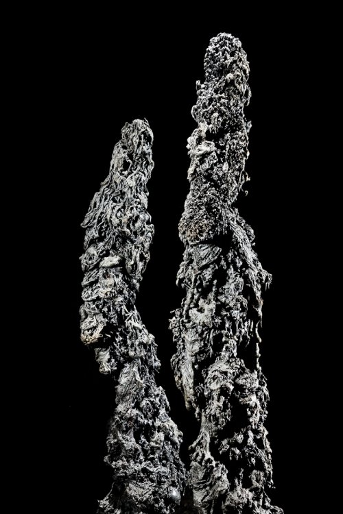 Mont Fuji lava tube (Mont Fuji, Japon) - Deux stalagmites de lave (formées par un empilement de petits boudins de lave tombés du plafond) (SP-19-0388)