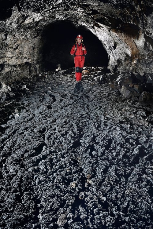 Mont Fuji lava tube (Mont Fuji, Japon) - Spéléo progressant sur un sol de lave craquelé (SP-19-0403)