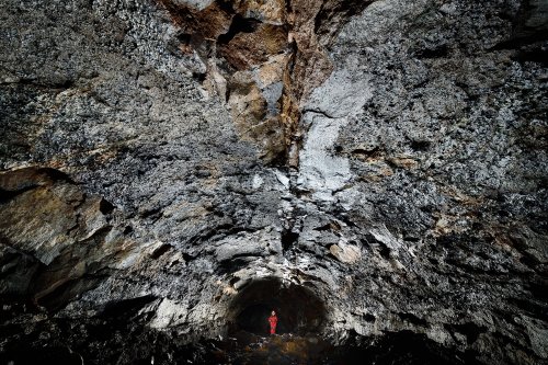 Mont Fuji lava tube (Mont Fuji, Japon) - Spéléo au milieu d'un grande galerie dans les laves (SP-19-0410)