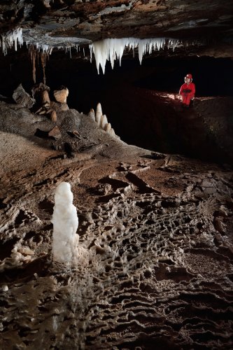 Grotte du Sud de l'Arizona (USA) - Galerie avec petite stalactites et gours en premier plan et ensemble de stalactites blanches au plafond (spéléo en arrière plan)(SP-20-0143)