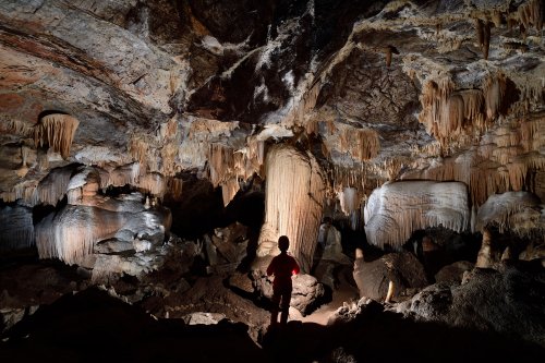 Grotte du Sud de l'Arizona (USA) - Spéléo en silhouette dans grande salle concrétionnée(SP-20-0163)