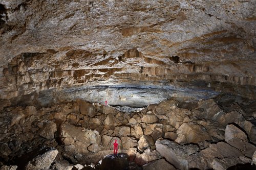 Gouffre des Ravières (Doubs) - Grande salle finale avec deux personnages(SP-20-0358)