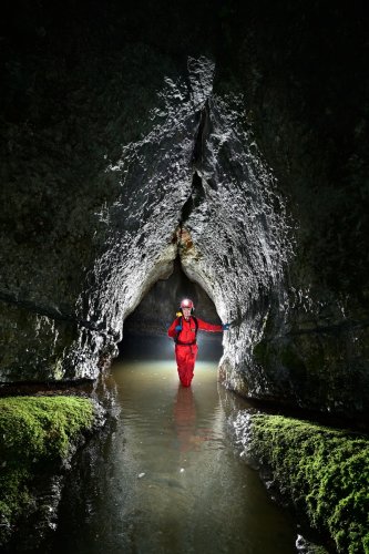 Rivière de la Vieille Folle (Doubs) - Spéléo en contre jour dans le porche d'entrée (vu de l'extérieur)(SP-20-0388)