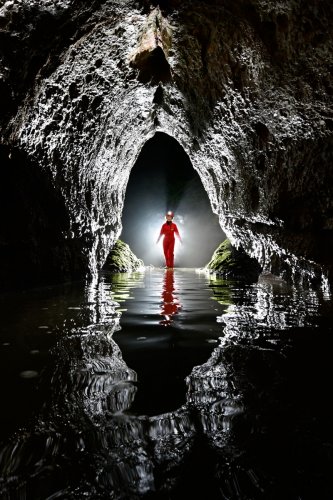Rivière de la Vieille Folle (Doubs) - Spéléo en contre jour dans le porche d'entrée (vu de l'intérieur)(SP-20-0394)