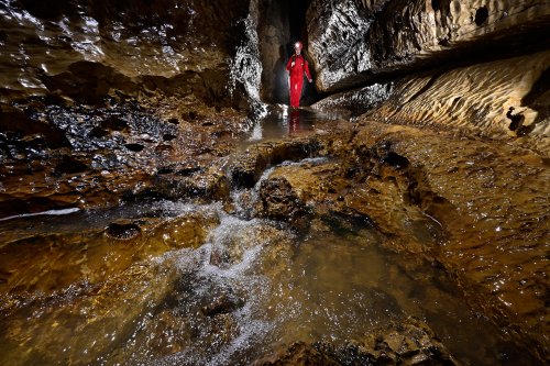 Rivière de la Vieille Folle (Doubs) - Rivière coulant dans la galerie (spéléo en arrière plan)(SP-20-0405)