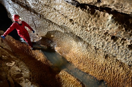 Rivière de la Vieille Folle (Doubs) - Coups de gouge sur la paroi de la galerie (vue en plongée)(SP-20-0420)