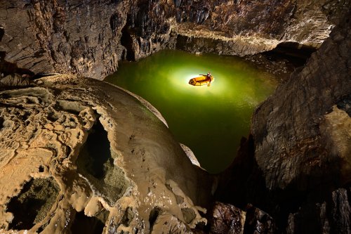 Grotte Sarrazine (Doubs) - Lac d'entrée vu en plongée du haut de la coulée de calcite avec gours en premier plan (SP-20-0454)