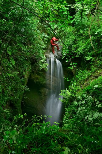 Gouffre du Gros Gadeau (Doubs) - Perte du ruisseau dans le puits d'entrée (personnage au sommet) (SP-20-0475)
