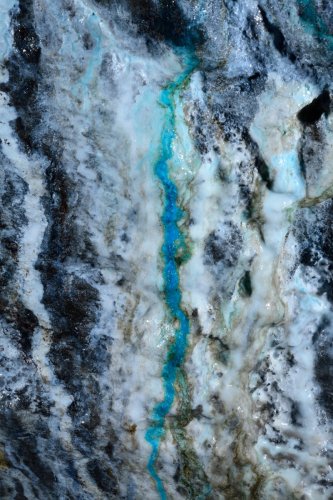 Mine des Cévennes - Coulure bleue sur calcite blanche sur une paroi(SP-20-0556)