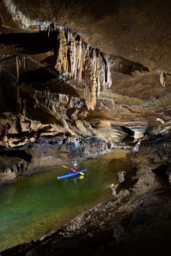 Trou du Pic (Doubs) - Progression en kayak dans la rivière (grande galerie)(SP-20-0746)