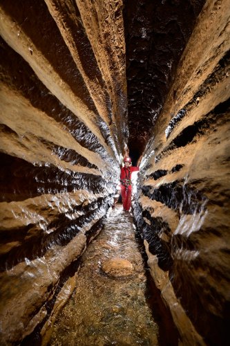 Grotte de la Cabane de Saint Paul des Fonts (Aveyron) - Petit méandre avec strates visibles sur les parois(SP-20-0932)