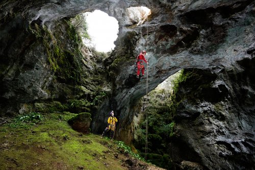 Aven du Mas de Rouquet (Hérault) - Descente du puits d'entrée avec ses trois orifices (SP-21-0123)