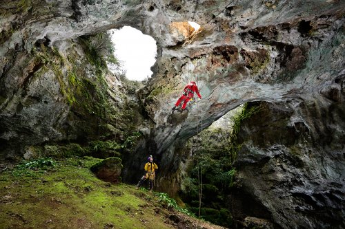 Sortie photo à la demande de Jean Campo pour documenter l'Aven du Mas du Rouquet dans le cadre des travaux de l'association Larzac Explo (sur les traces de Gabrielle et Joseph Vallot). Deux sujets ciblés : le puits d'entrée avec ses trois ouvertures et l'Obélisque dans la salle finale. Sortie collective très sympathique avec Jean, Frédéric, Laurent, Cindy et Marie-France. L'obélisque a été pris sous trois angles différents.