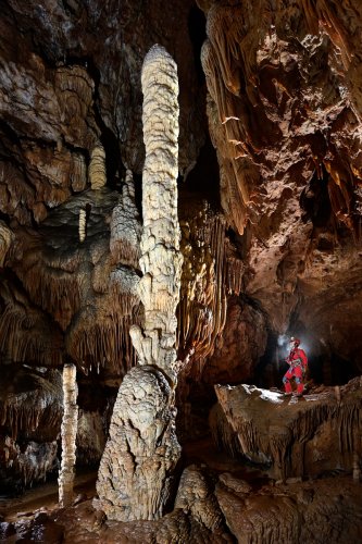 Aven du Mas de Rouquet (Hérault) - L'Obélisque dans la salle finale (personnage perché à droite)(SP-21-0148)