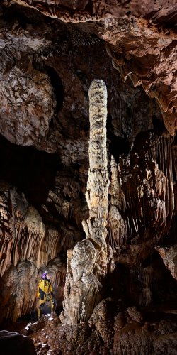 Aven du Mas de Rouquet (Hérault) - L'Obélisque dans la salle finale (personnage au pied)(SP-21-0155)