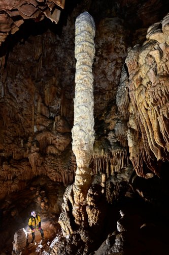Aven du Mas de Rouquet (Hérault) - L'Obélisque dans la salle finale (personnage au pied)(SP-21-0166)