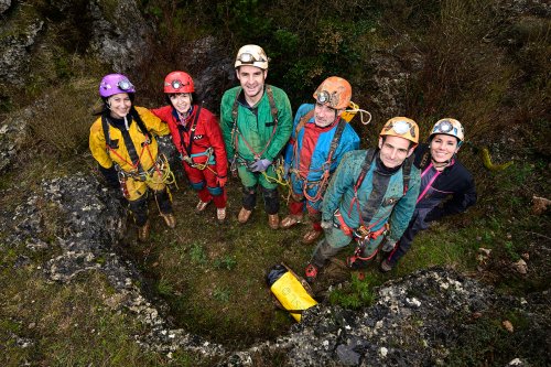 Aven du Mas de Rouquet (Hérault) - La grande variété de couleur des combinaisons a incité à faire une photo de groupe. Presque l'arc en ciel ! (SP-21-0173)