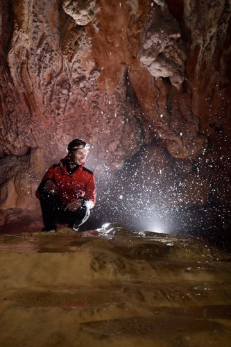Grotte de Lombrives (Ariège) - Travail sur le figeage de l'eau rebondissant sur une coulée de calcite(SP-21-0179)