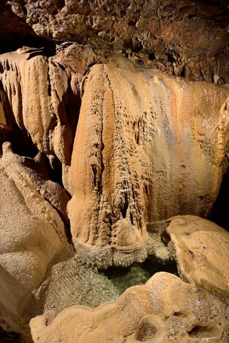 Grotte de Trabuc (Gard) - Coulées de calcite avec petit gour (SP-21-0668)