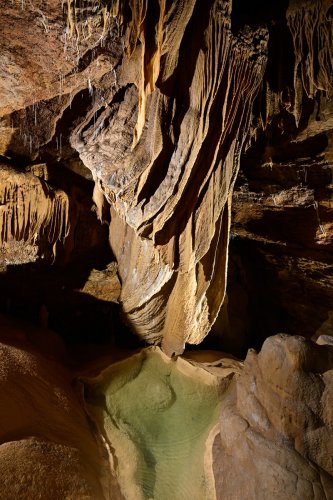 Grotte de Trabuc (Gard) - Ensemble de draperies sur un pilier au dessus d'un petit gour ("Le gong")(SP-21-0670)