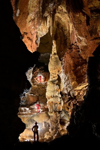 Grotte de Trabuc (Gard) - Grande stalagmite avec trois personnages étagés (SP-21-0902)