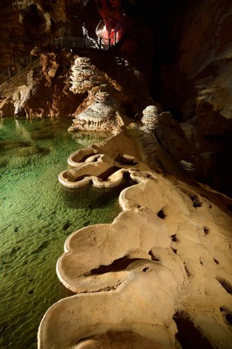 Gouffre de Padirac (Lot) - Partie aménagée - Bordure de gour dans la salle du Grand Dôme  (avec spéléo en arrière plan)   (SP-21-0932)