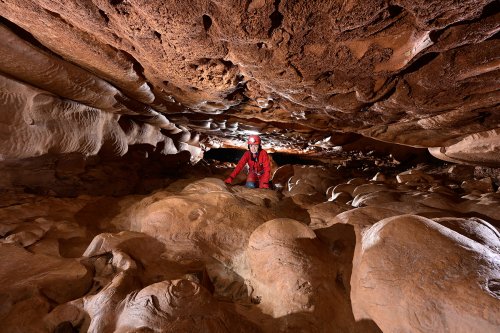 Event de Rodel (Hérault) : Laminoir d'entrée avec le sol recouvert de petits dômes de calcite(SP-21-1104)