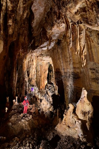 Gouffre des Ordons (Doubs) - Spéléos dans grande galerie concrétionnée(SP-21-1188)