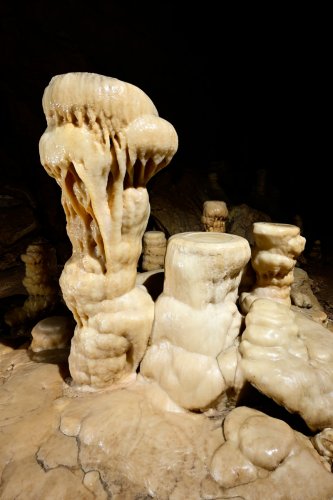 Gouffre des Ordons (Doubs) - Stalagmites plates à leur sommet ("les tam-tams")(SP-21-1199)