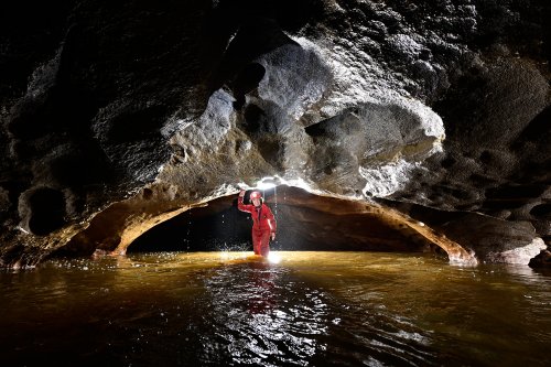 Baume de Gonvillars (Haute Saône) - Rivière coulant dans une galerie elliptique avec cupules au plafond(SP-21-1240)