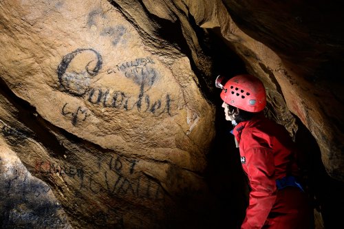Baume du mont (Doubs) - Signature de Gustave Courbet dans une petite salle au fond de la cavité(SP-21-1256)