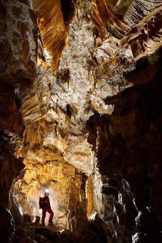 Baume du mont (Doubs) - Spéléo en silhouette dans galerie concrétionnée(SP-21-1260)