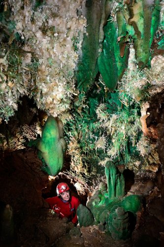 Grand Aven du Mont Marcou (Hérault) - Arrivée à la "géode" par un passage étroit en haut d'une escalade (SP-21-1428)