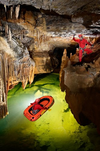 Grotte de la Cabane de Saint-Paul-les-Fons (Aveyron) - Deux façon de progresser : canot dans la rivière et passage en vire au dessus (SP-21-1481)