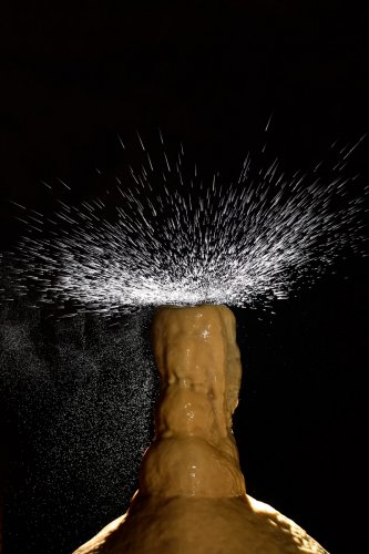 Grotte de Dargilan (Aveyron) - Salle du chaos : éclatement d'une goutte sur une stalagmite. Il est intéressant de voir que l'éclatement se produit en partie horizontalement, ce qui explique la formation des stalagmites en pile d'assiettes.(SP-21-1488)