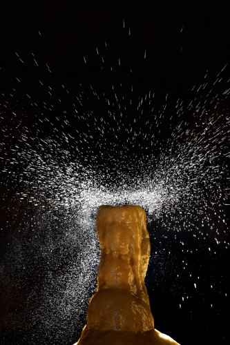 Grotte de Dargilan (Aveyron) - Salle du chaos : éclatement d'une goutte sur une stalagmite (SP-21-1491)