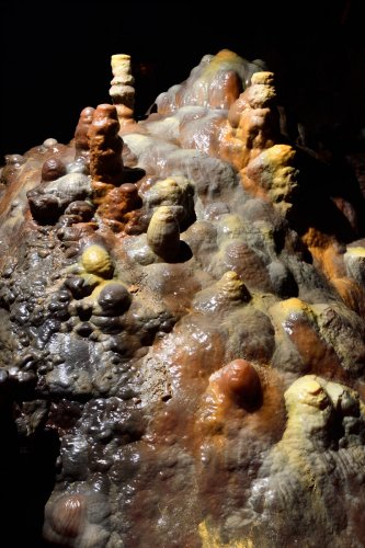 Grotte de Dargilan (Aveyron) - Salle du chaos : massif stalagmitique coloré (détail)(SP-21-1502)