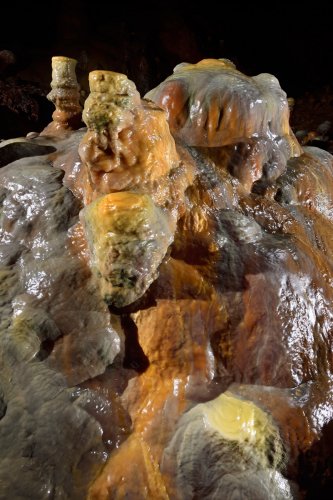 Grotte de Dargilan (Aveyron) - Salle du chaos : massif stalagmitique coloré (vue d'ensemble)(SP-21-1504)