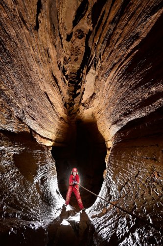 Grotte du Banquier (Hérault) - Montée du toboggan équipé d'une corde(SP-21-1584)