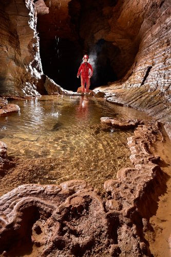 Grotte du Banquier (Hérault) - Petit gour au milieu de la galerie(SP-21-1592)