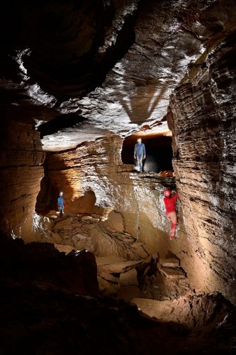 Grotte du Banquier (Hérault) - La "lucarne" vue du bas.(SP-21-1599)