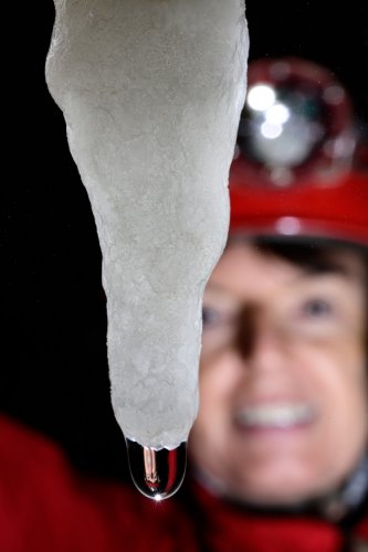 Grotte de l'Orquette (Hérault) - Reflet dans une goutte au bout d'une stalactite translucide(SP-21-1654)